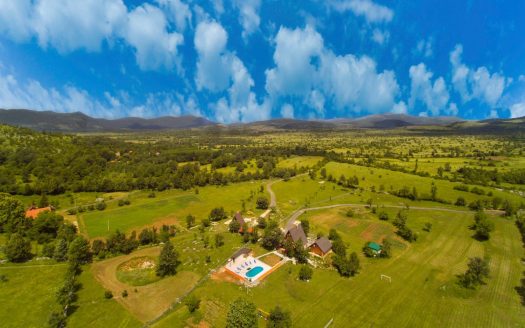 Dvije potpuno uređene kuće alpskog stila sa bazenom