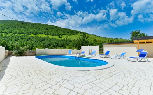 Dvije potpuno uređene kuće alpskog stila sa bazenom